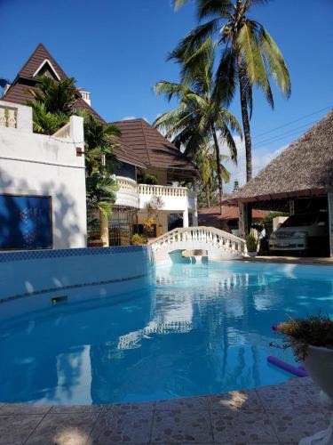 Galu Villa | 4 Bed Villa - Sleeps 8 - Wifi - Pool - Garden