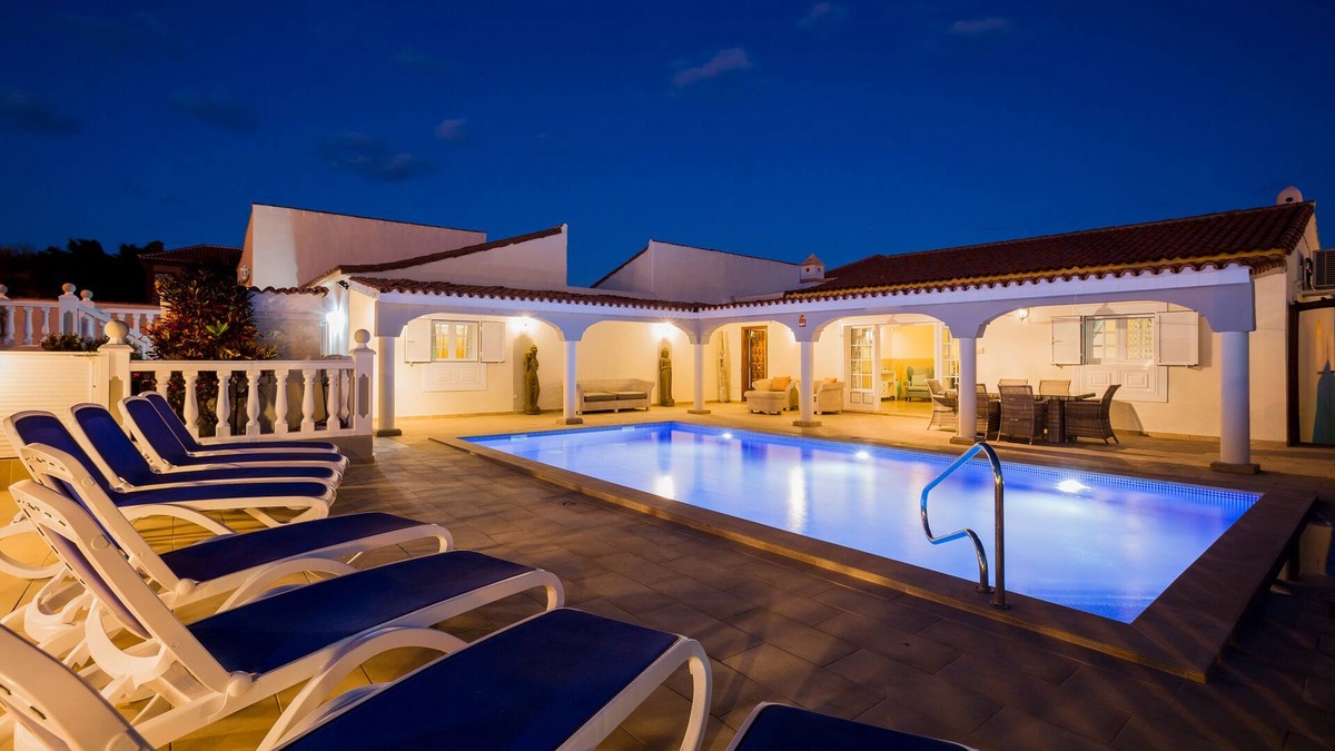 San Miguel de Abona Villa | 4 Bed Villa with 2 Swimming Pools and Air Conditioning