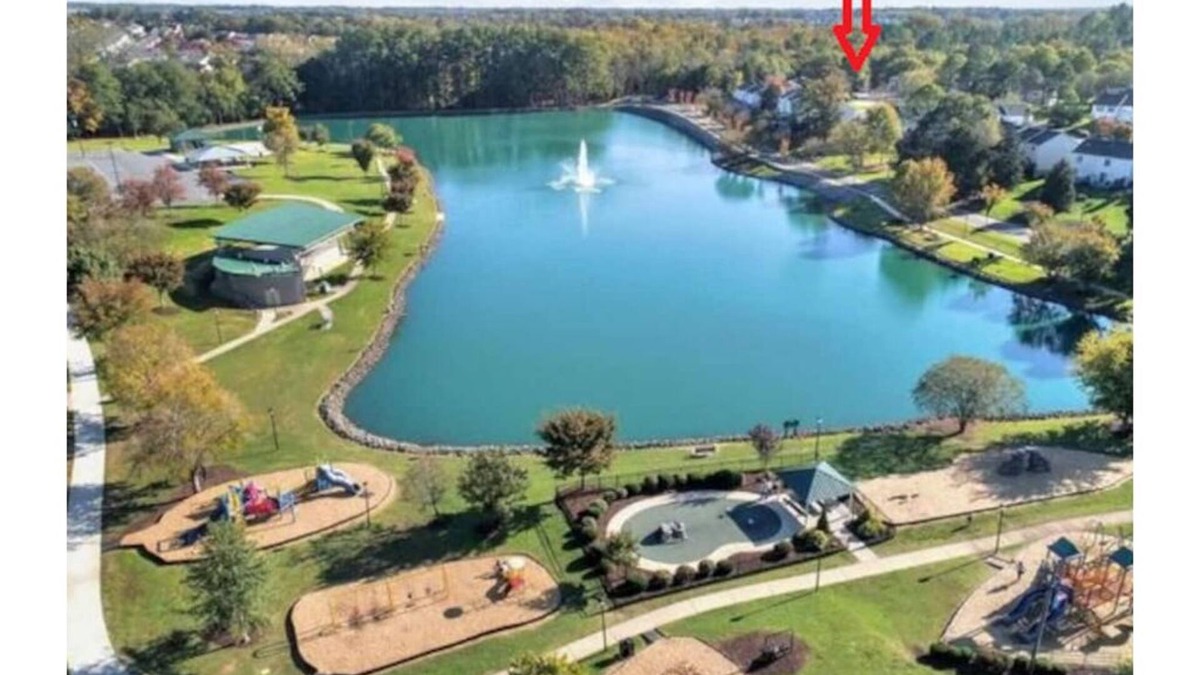 Pineville House | 4 Bedroom 2.5 Bath Sleep 10- near Carowinds & next to lake Park