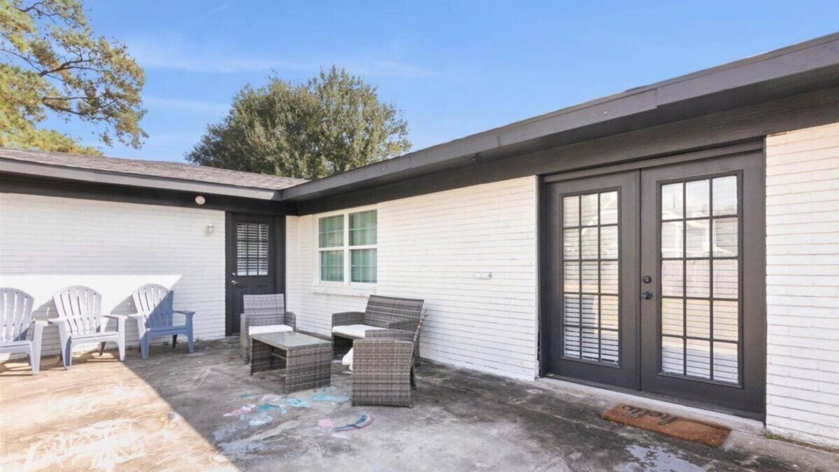 Lakeview Jefferson County House | 4 bedroom 2 bath home in Bridge City