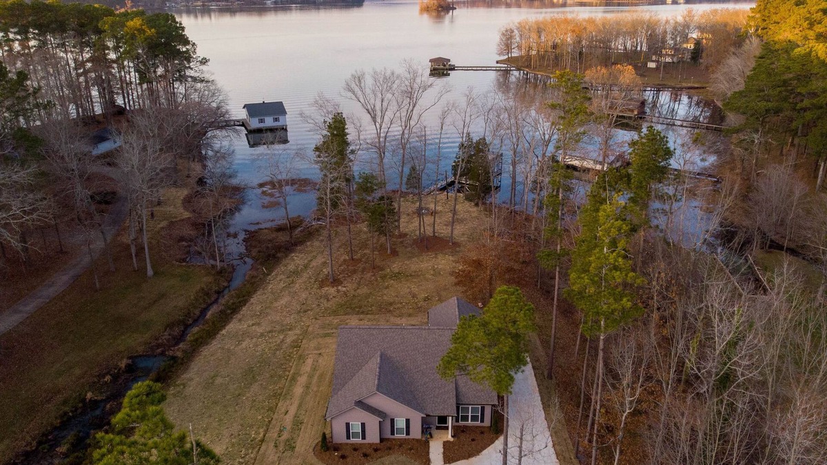 Scottsboro House | 4 Bedroom 2 Bathroom Lake House Sleeps 10 on Lake Guntersville