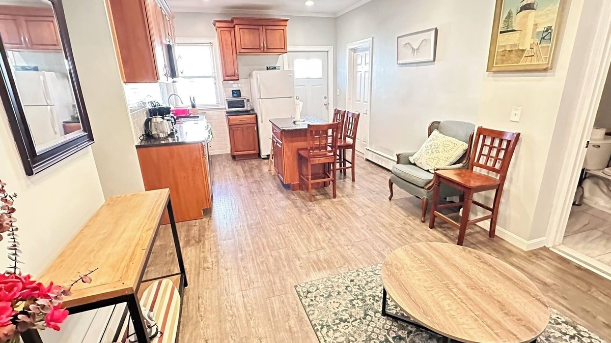 East Somerville Apartment | 4 Bedroom 2 Bathroom Home Close to Metro, Near Central Boston & Cambridge