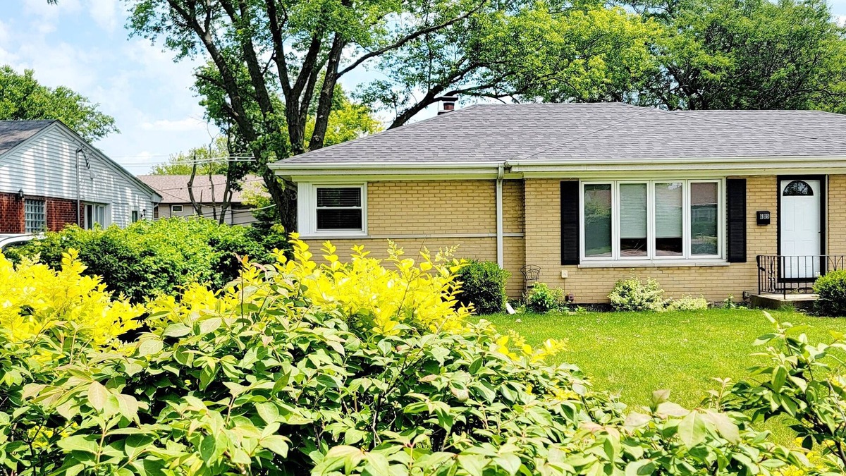 Glenview House | 4 Bedroom, 2 Full Bath. Centrally Located. Near O'Hare Airport and attractions