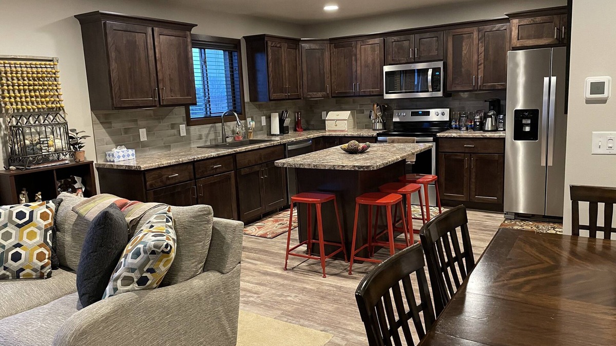 Buffalo Ridge House | 4 bedroom 3.5 bathroom townhouse in NW Sioux Falls. Sleeps 7-12 people.