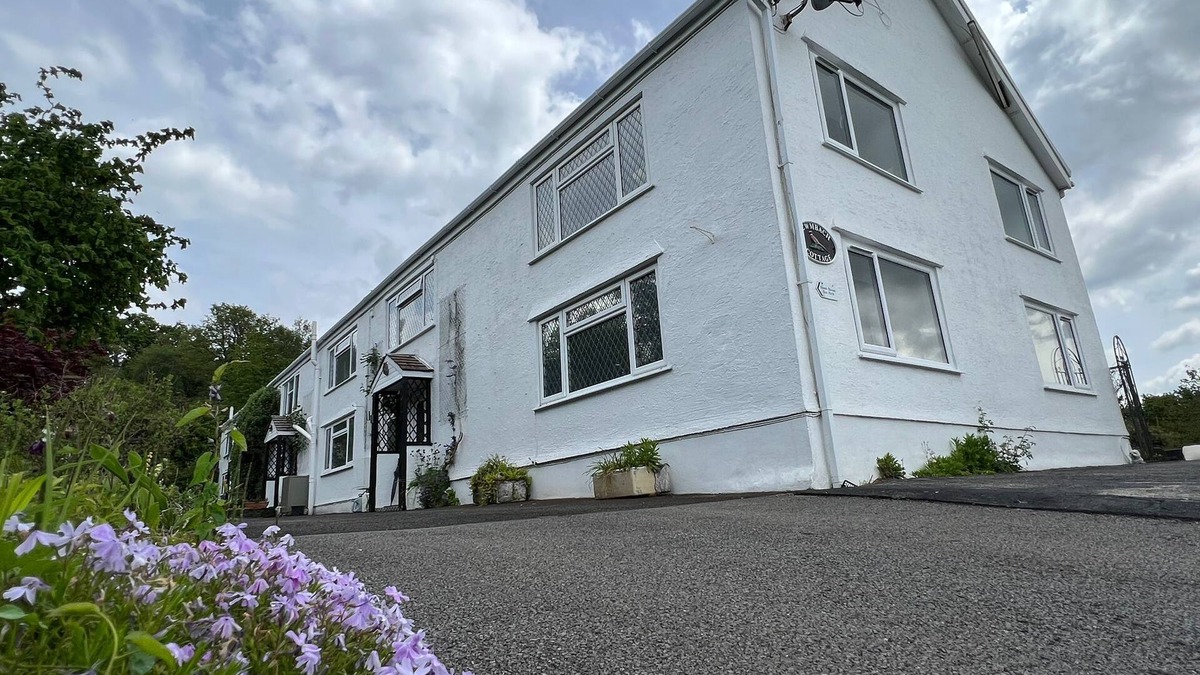 Cadoxton House | 4 bedroom 3 bathroom spacious cottage nestled in woodland area