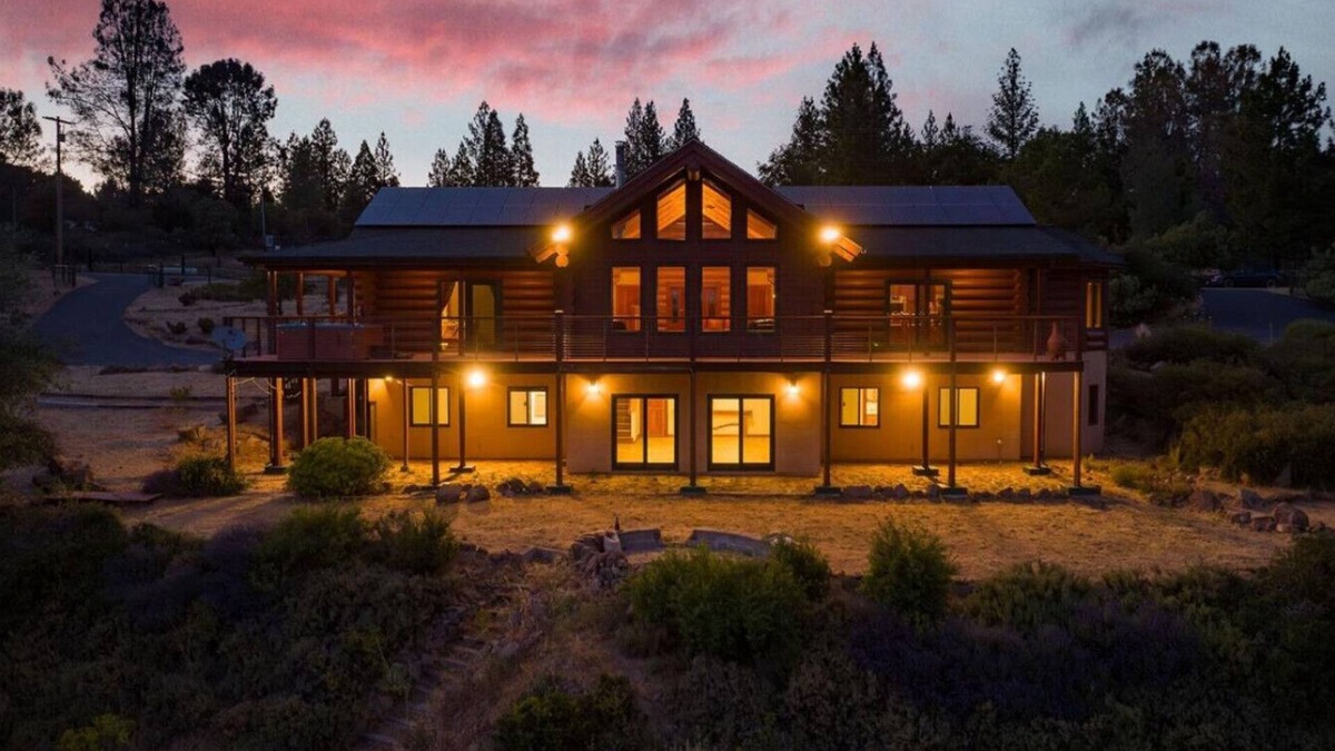 Volcano Villa | 4 Bedroom, 4 Bath, Hot Tub, 104 Acres, Pet Friendly, Weddings!