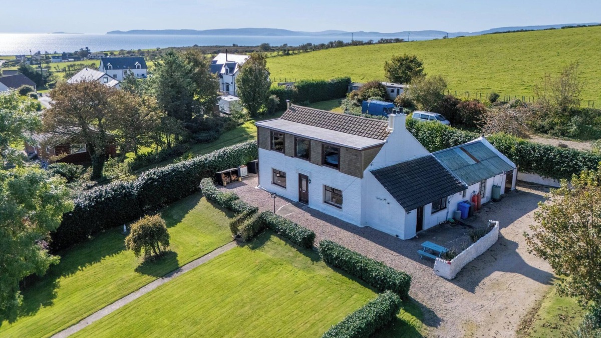 Blackwaterfoot Cottage | 4 bedroom accommodation in Blackwaterfoot