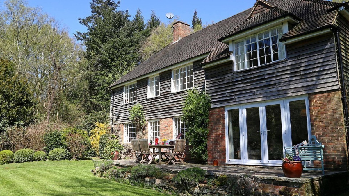 Nuthurst Cottage | 4 bedroom accommodation in Mannings Heath