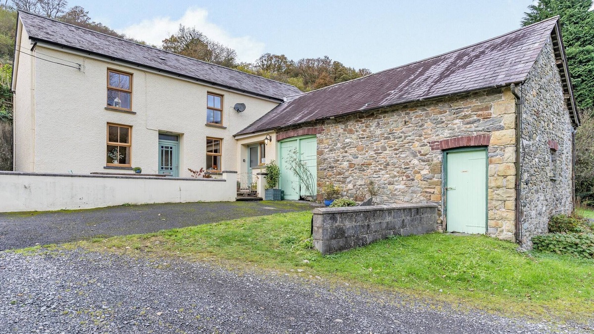 Pont-ar-gothi Cottage | 4 bedroom accommodation in Llanllawddog, near Brechfa