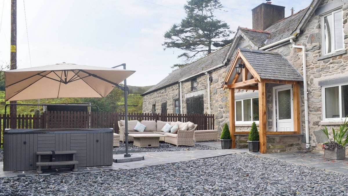Cwmtirmynach Cottage | 4 bedroom accommodation in Llangwm, near Corwen