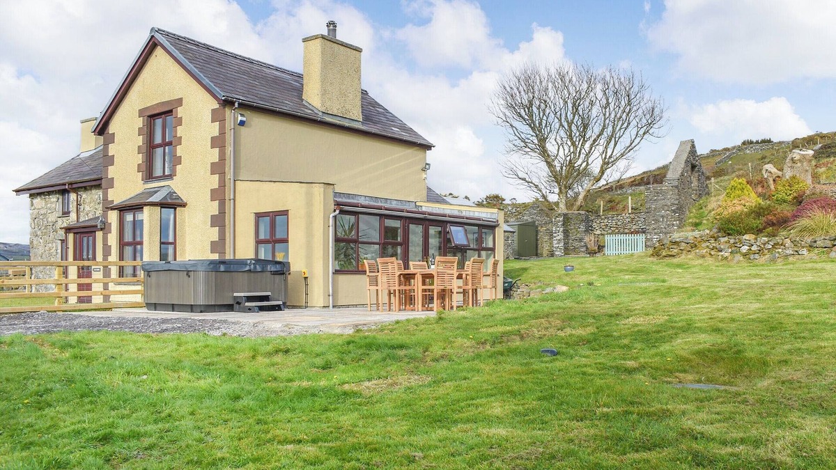 Caernarfon Cottage | 4 bedroom accommodation in Llanllyfni, near Beddgelert