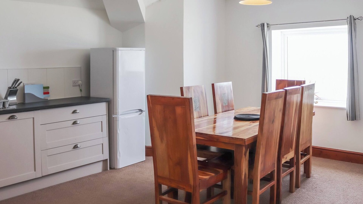 Dinas Dinlle Apartment | 4 bedroom accommodation in Caernarfon