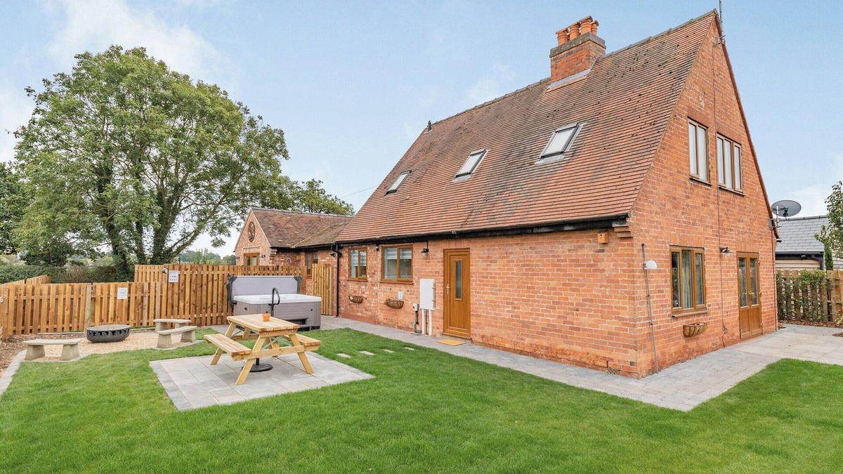 Derbyshire Cottage | 4 bedroom accommodation in Church Broughton, near Derby