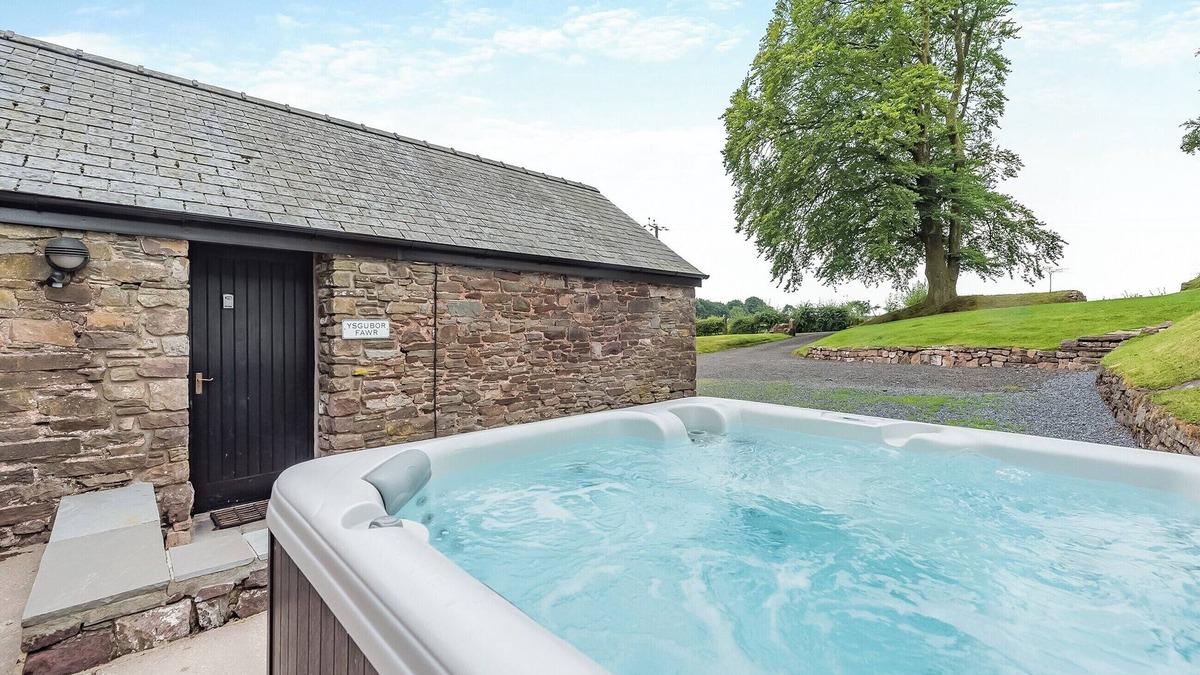 Llangadog Cottage | 4 bedroom accommodation in Gwynfe, Llangadog