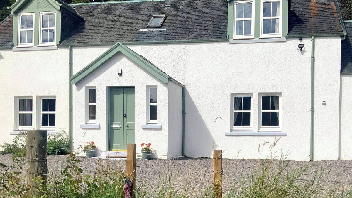Scaniport Cottage | 4 bedroom accommodation in Scaniport, near Inverness