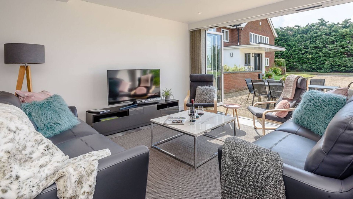 Wymondham Cottage | 4 bedroom accommodation in Wicklewood, near Wymondham