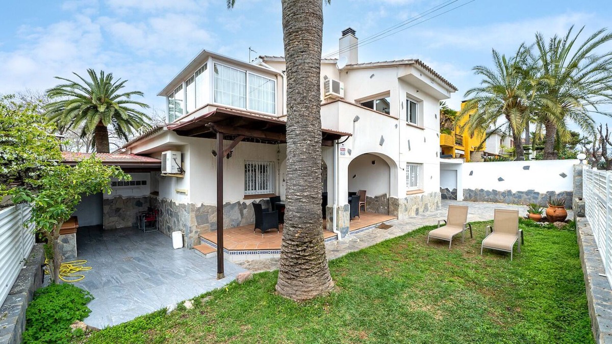 Cambrils Ski Chalet | 4 bedroom accommodation in Cambrils