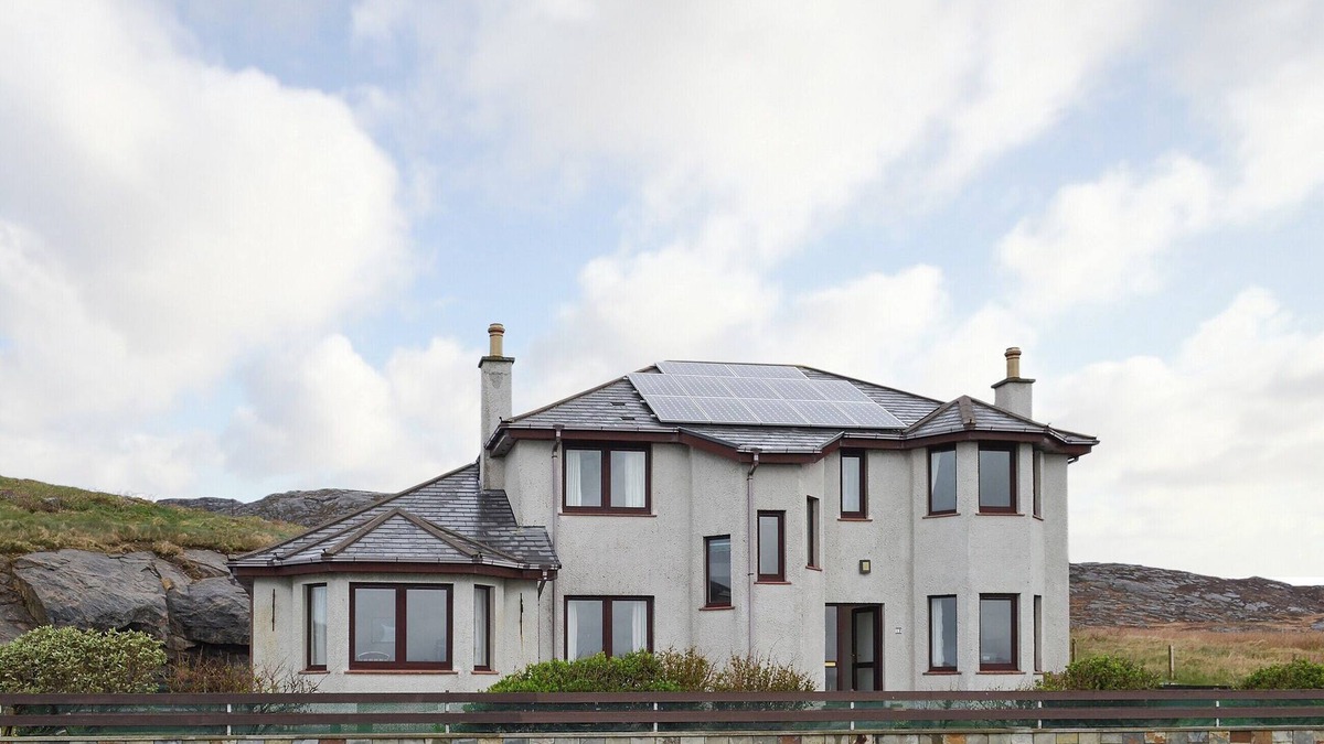Aisgernis Cottage | 4 bedroom accommodation in East Kilbride, near Lochboisdale, South Uist