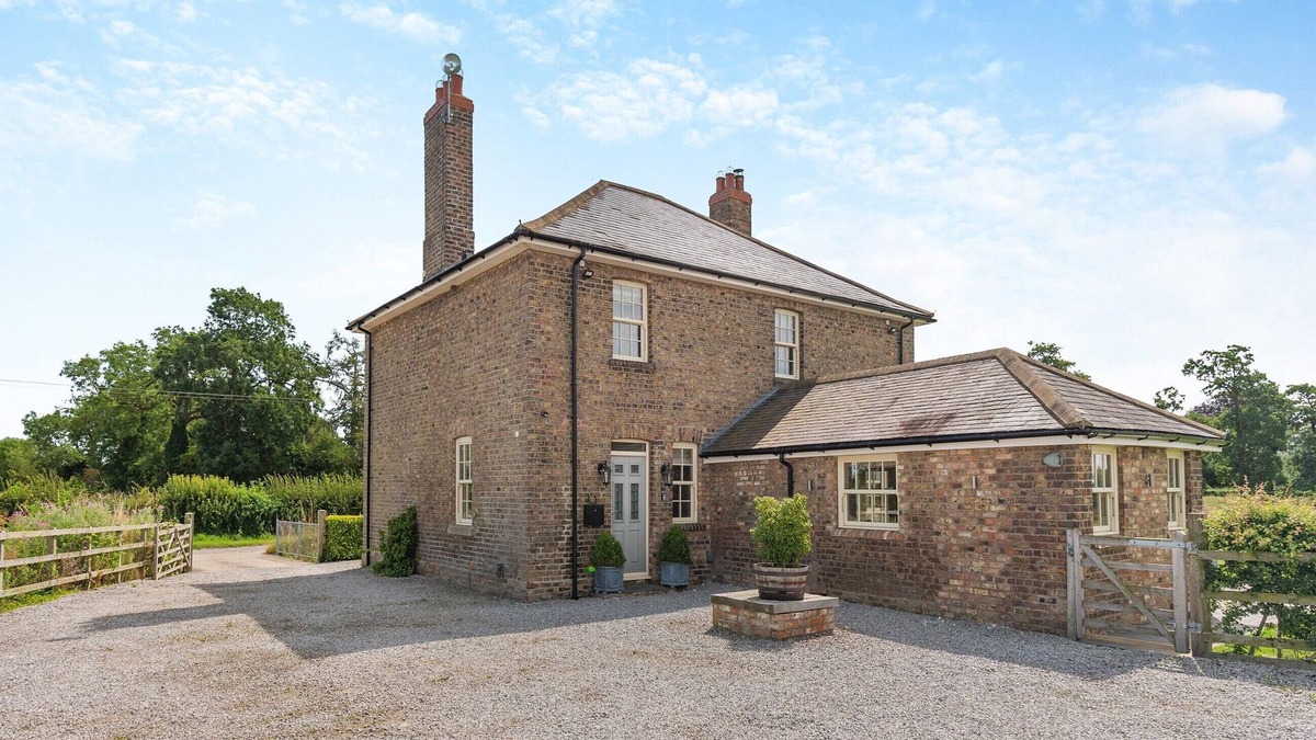 Driffield Cottage | 4 bedroom accommodation in Nafferton, near Driffield