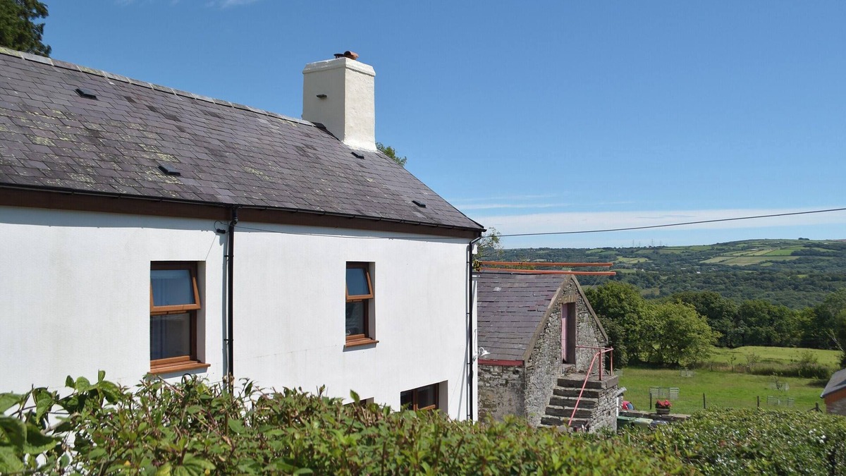 Llanelli Cottage | 4 bedroom accommodation in Ponthenri, near Llanelli