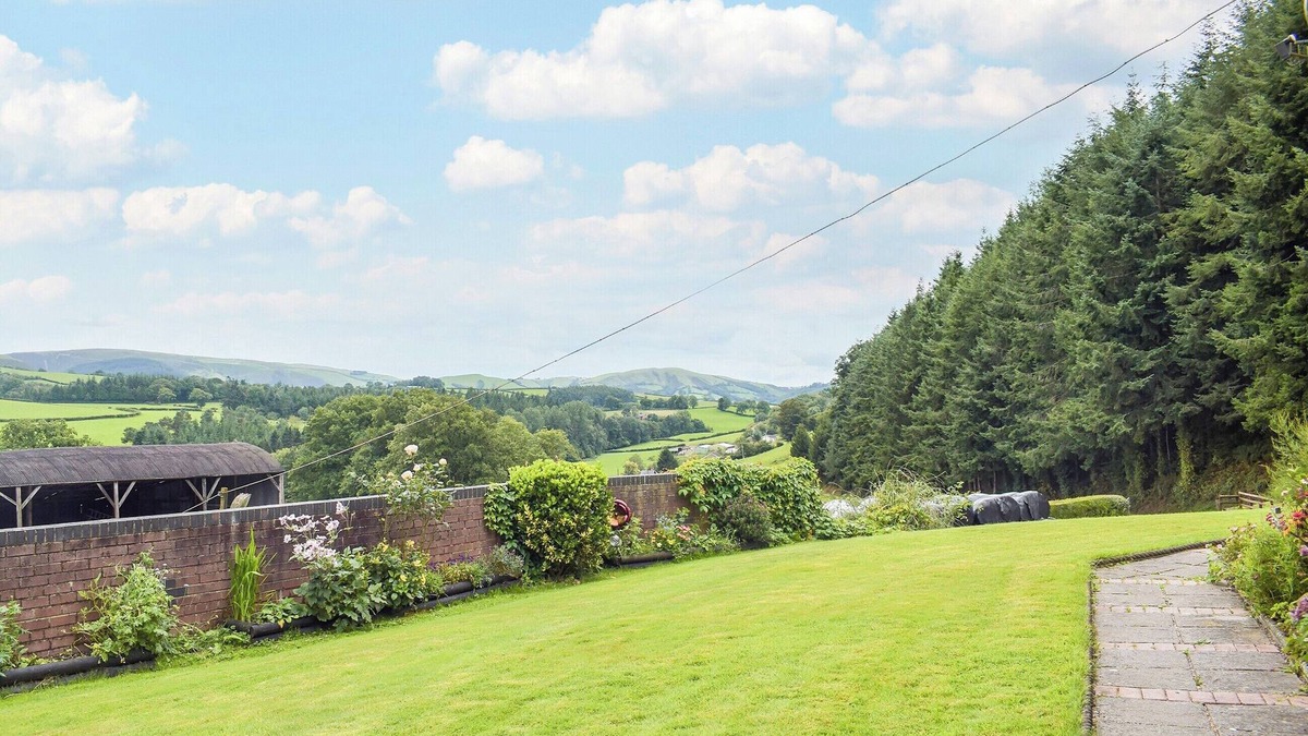Caersws Cottage | 4 bedroom accommodation in Llandinam, near Llanidloes