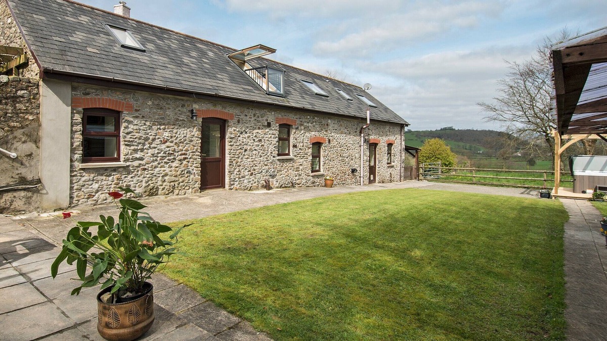 Llanwrda Cottage | 4 bedroom accommodation in Crugybar, near Llandeilo