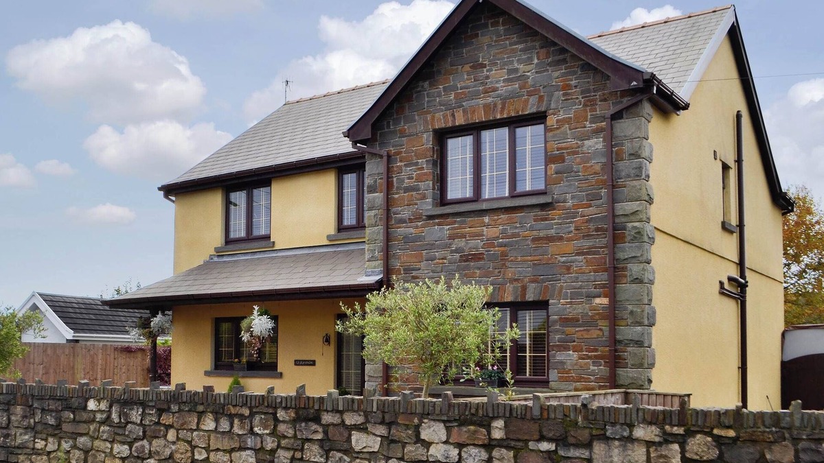 Cwm-twrch Isaf Cottage | 4 bedroom accommodation in Lower Cwm-twrch, near Ystradgynlais
