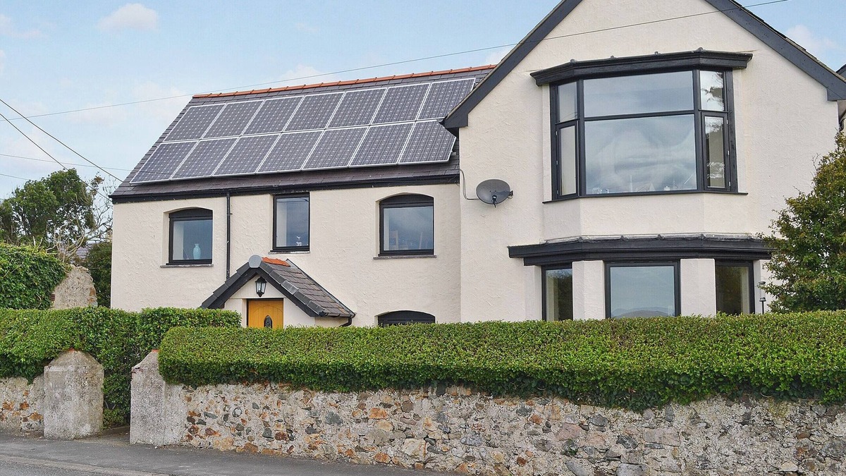 Llanfaelog Cottage | 4 bedroom accommodation in Llanfaelog, near Rhosneigr