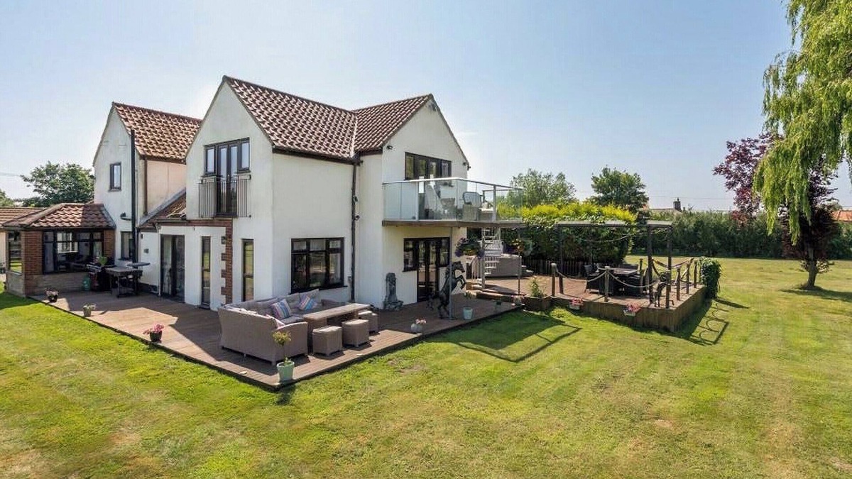 Hopton Cottage | 4 bedroom accommodation in Limpenhoe, near Norwich
