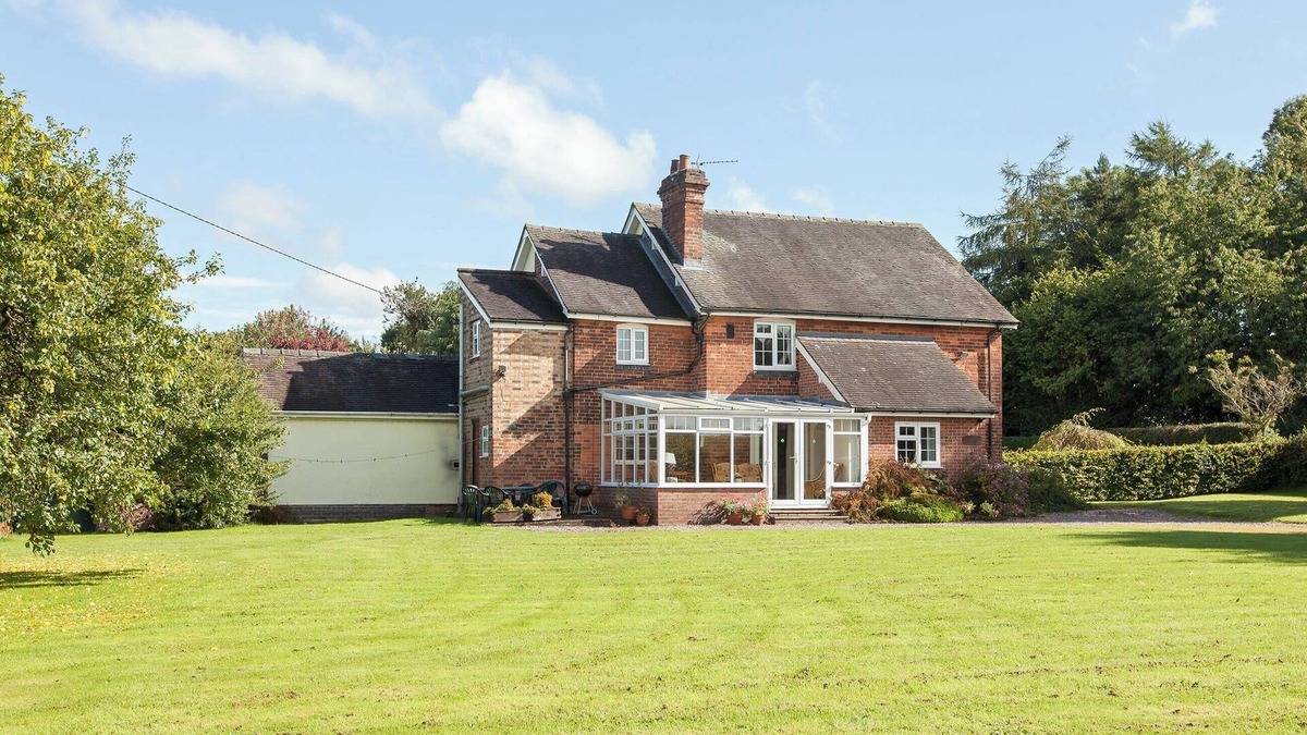 Sugnall Cottage | 4 bedroom accommodation in Chatcull, near Eccleshall