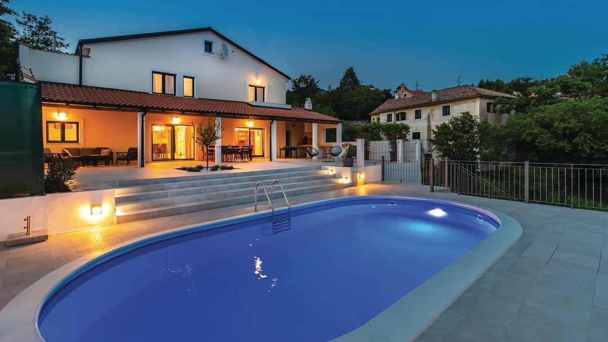 Praputnjak House | 4 bedroom amazing home in Praputnjak