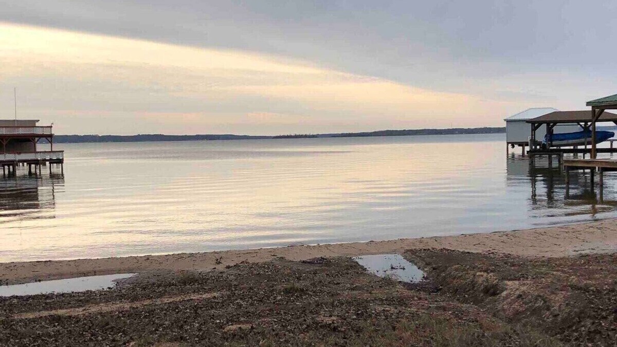 Flint House | 4 Bedroom Angel Lakehouse, Pet Friendly with TV in each room