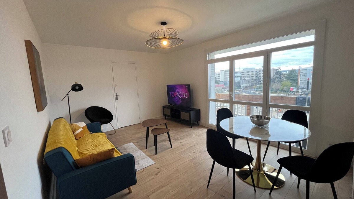 Bourg-les-Valence Apartment | 4 Bedroom Apartment, City Center