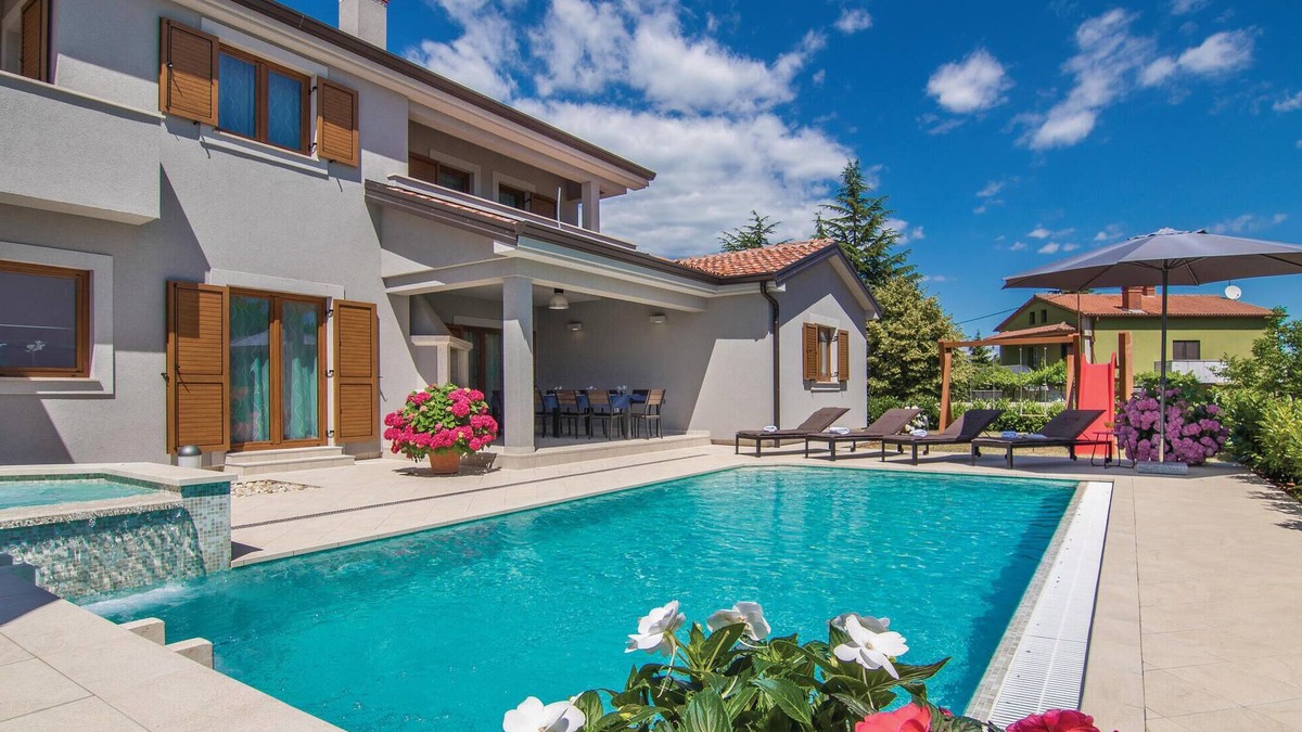 Heki House | 4 bedroom awesome home in Trosti