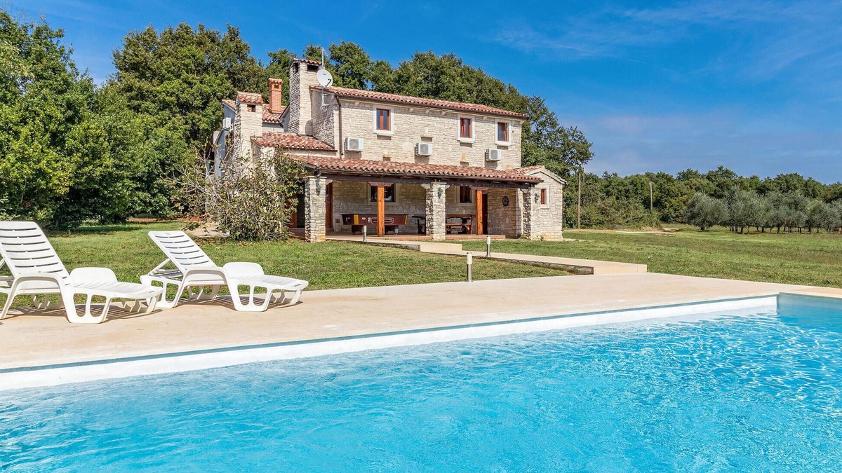 Muntic House | 4 bedroom awesome home in Pula