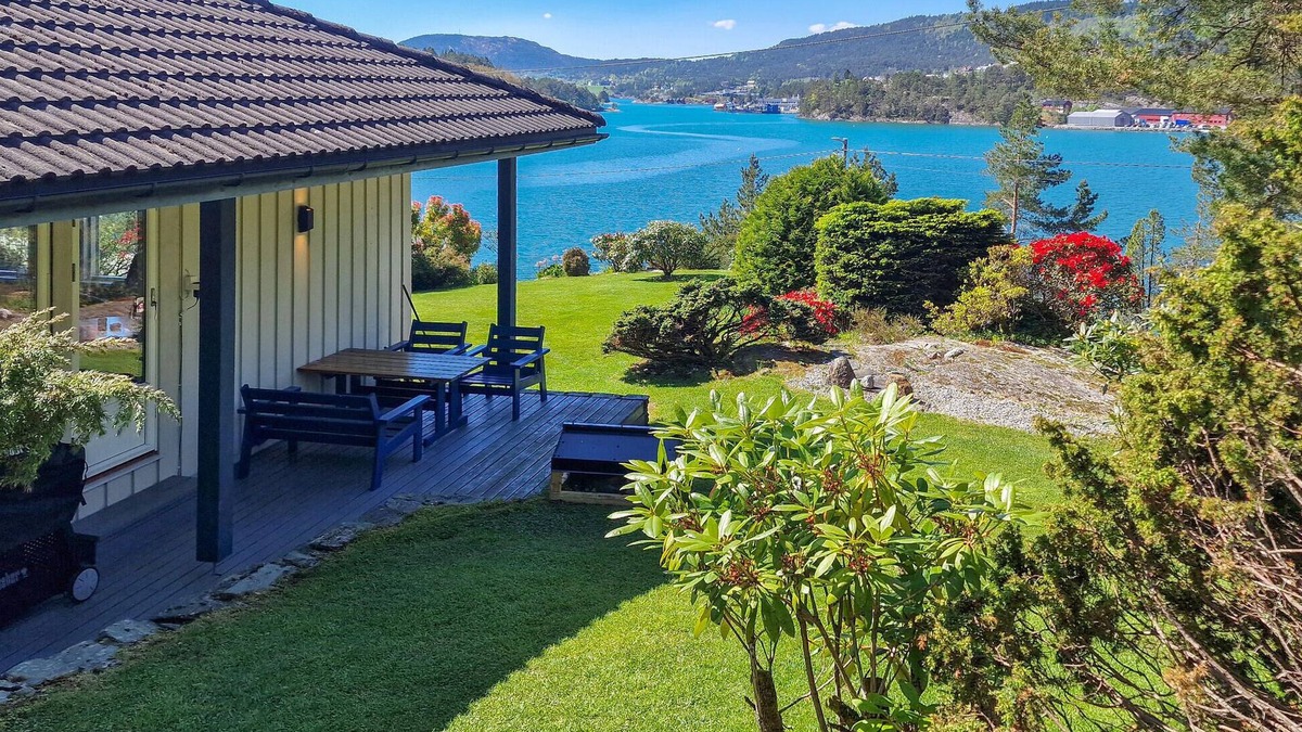 Kvinnherad House | 4 bedroom awesome home in ølve