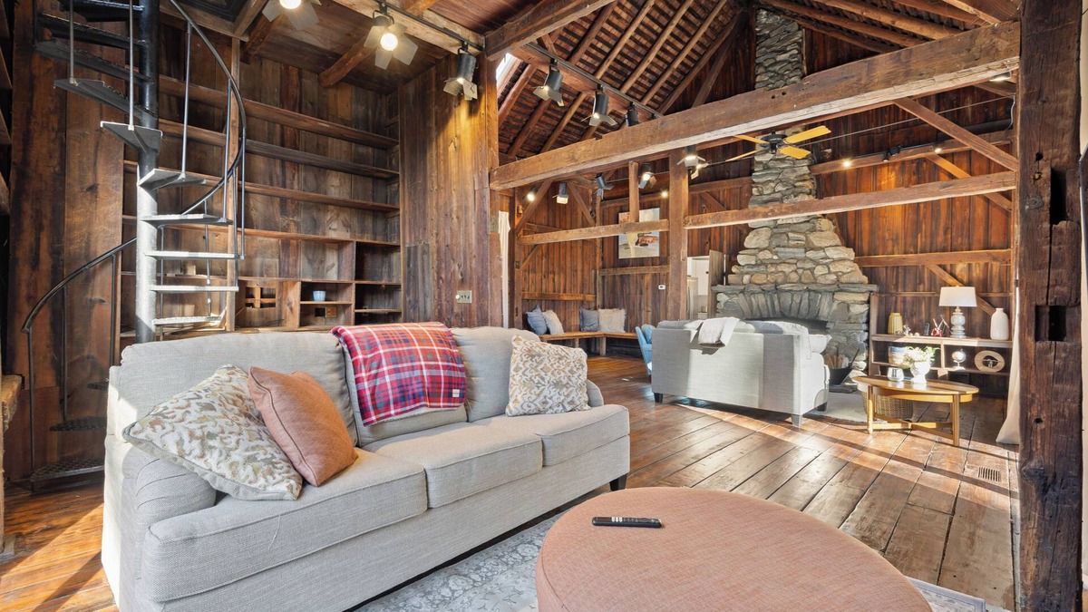 Mount Kisco House | 4-bedroom Barn house with WiFi, Fireplace, Firepit, BBQ Grill by hiking trails