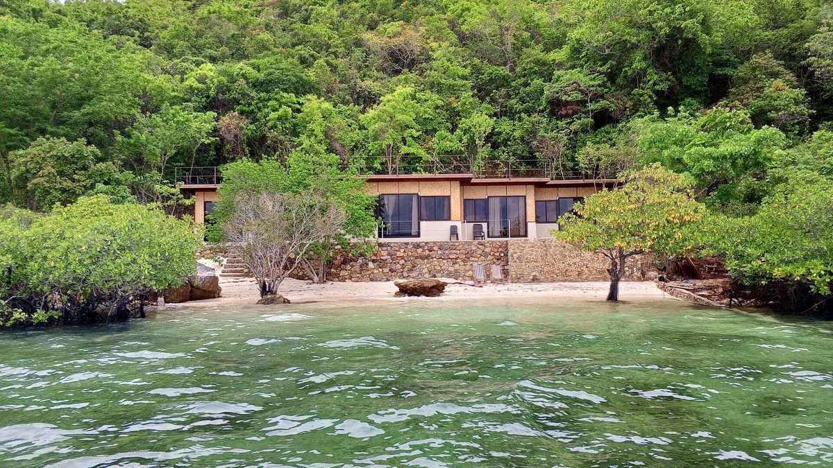 Coron House | 4 Bedroom Beach House with Pool