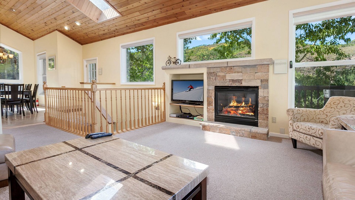 Intermountain House | 4 Bedroom + Bonus Room, Single Family Home, Huge Deck, Hot Tub, on the Bus Route