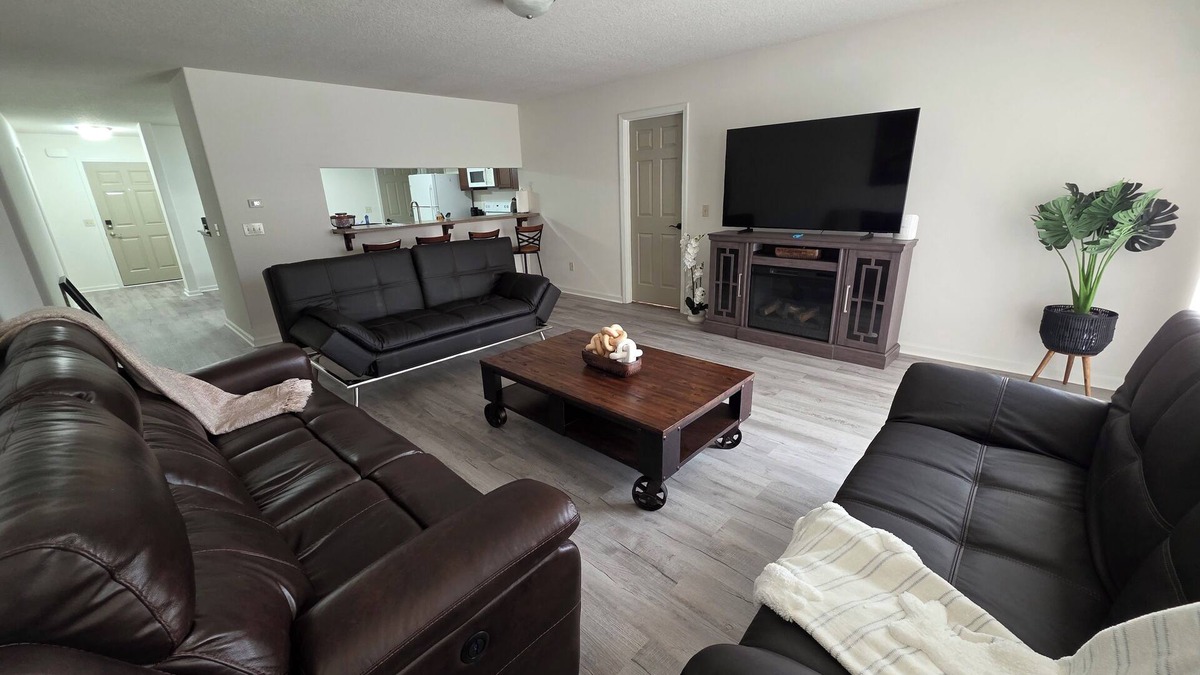 Fort Wayne House | 4-bedroom bungalow in awesome Fort Wayne nwith king size Bed
