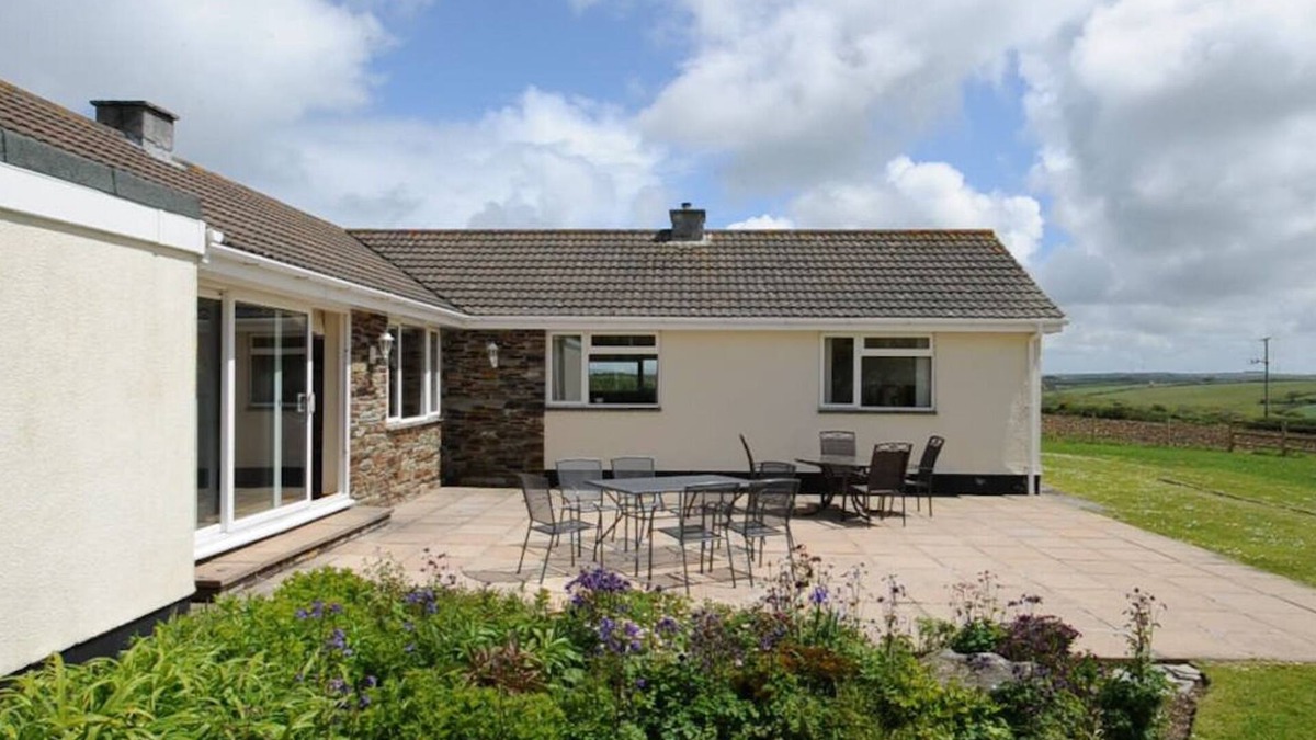 Crantock House | 4-bedroom bungalow set in a secluded location