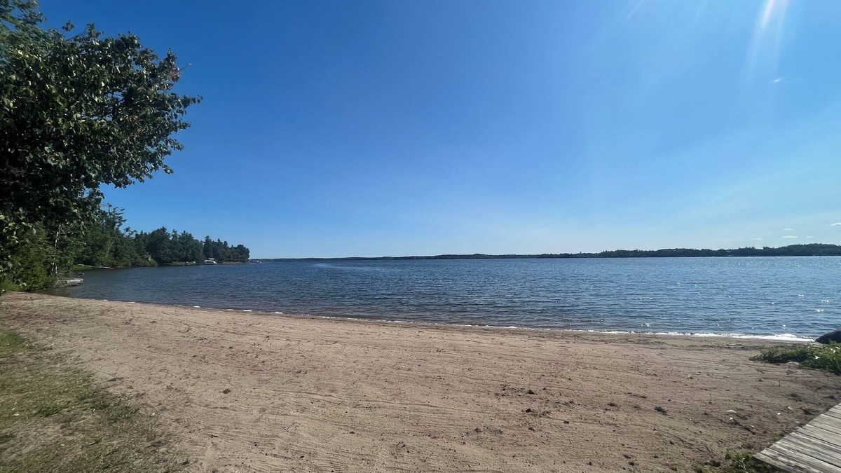 Isaacs Glen Cabin | 4-bedroom cabin in beautiful Kawartha Lakes with AC
