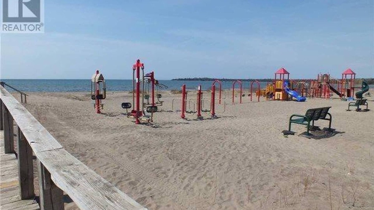 Manitoulin District House | 4 Bedroom Cottage On Manitoulin Island - Next to Sandy Beach!