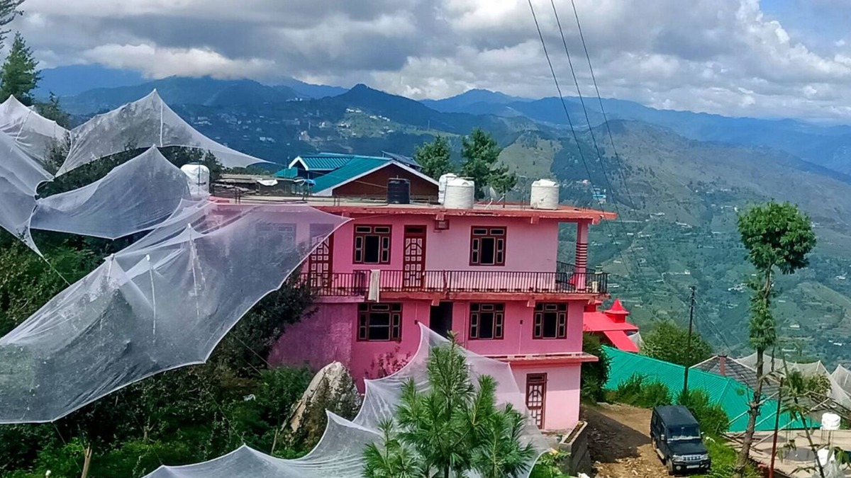 Theog Cottage | 4 Bedroom Cottage by SILVERMOON HOMESTAY SHIMLA | NEAR FAGU - KUFRI
