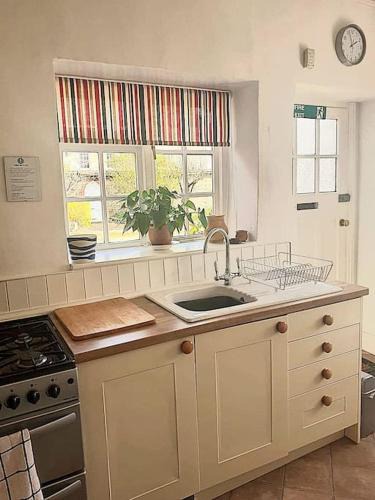 Wickwar House | 4 Bedroom Cottage in Wickwar, The Old Stables Guest House