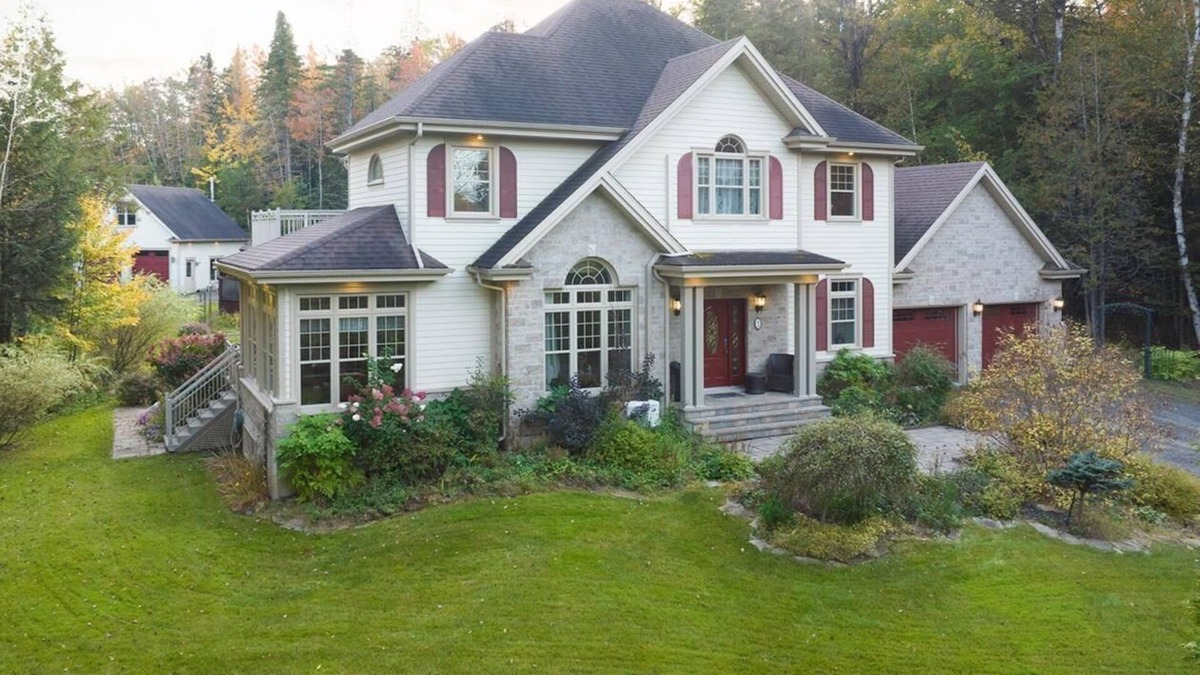 Stanstead Township Cottage | 4 bedroom cottage with hot tub, heated pool, lake access, fire pit and game room