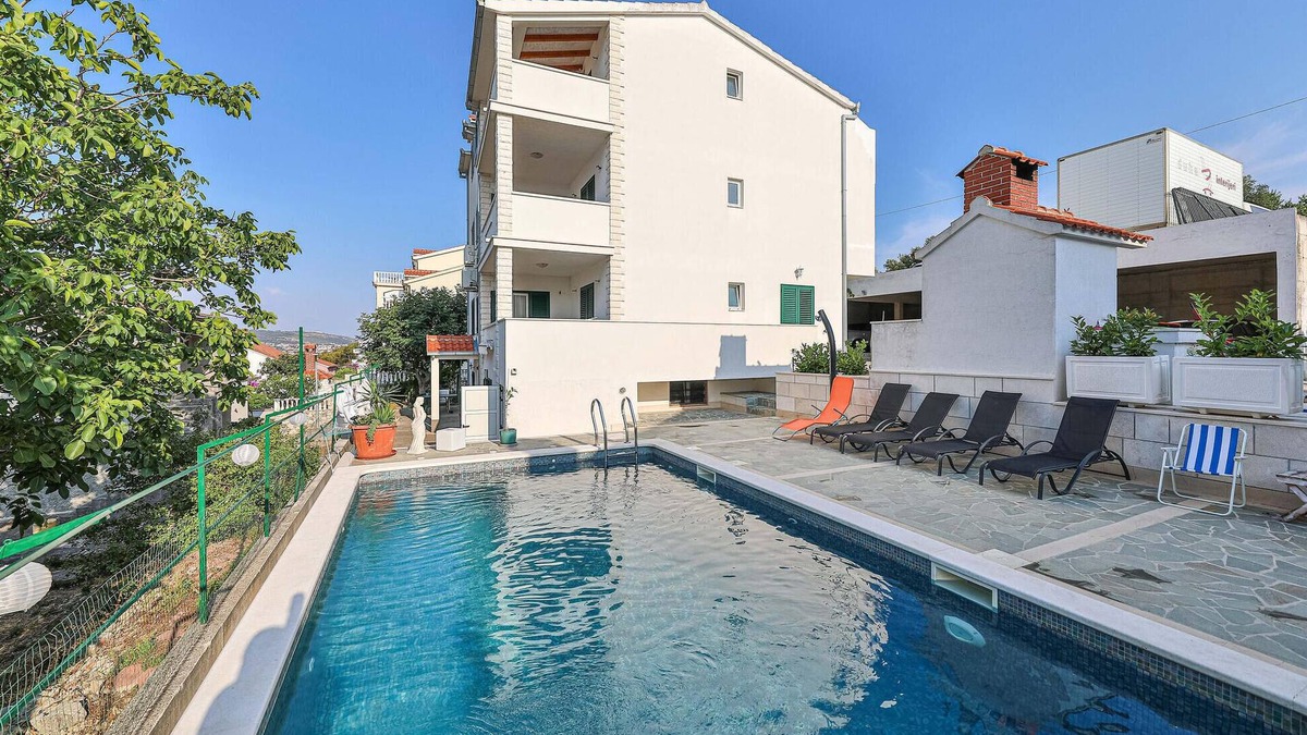 Okrug Donji Apartment | 4 bedroom cozy apartment in Okrug Donji
