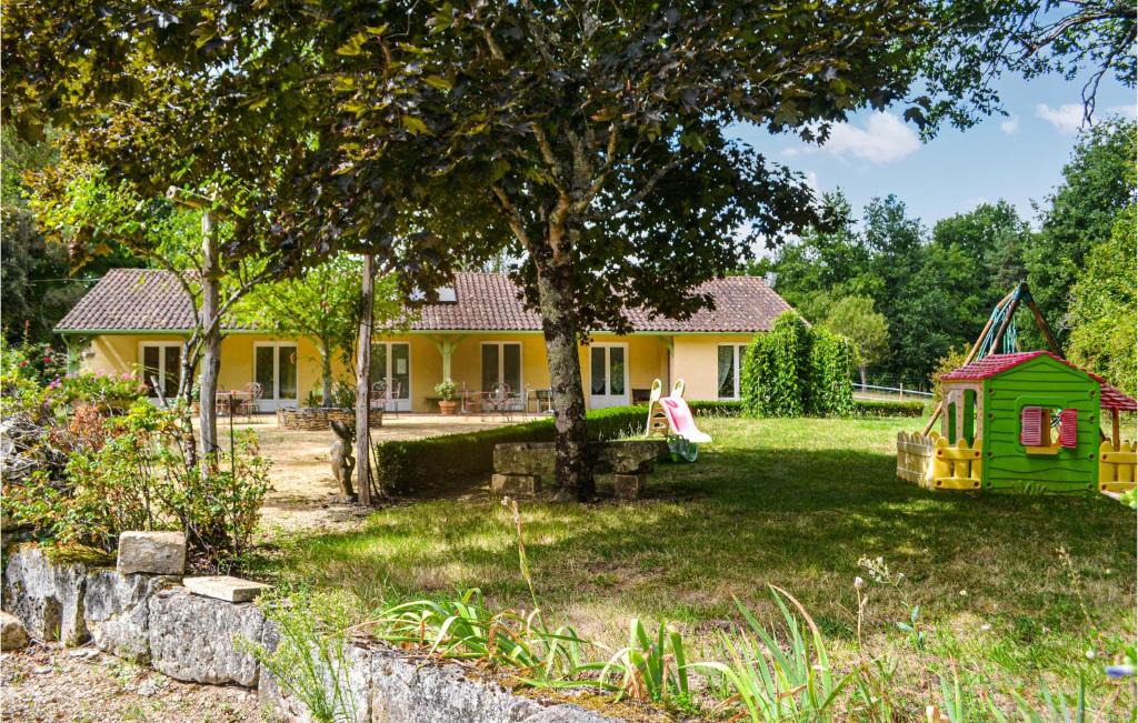 La Douze House | 4 Bedroom Cozy Home In La Douze