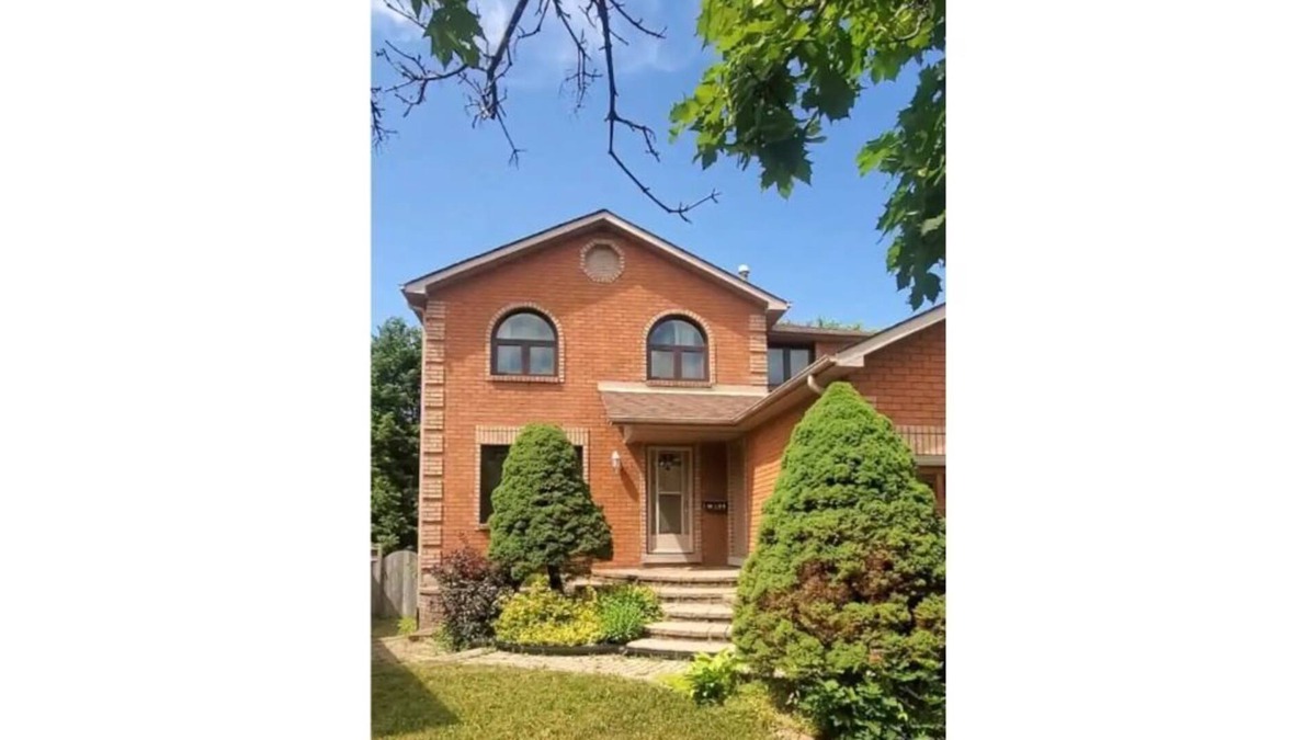 Barrie House | 4 bedroom cozy home with leaving space and Barrie Lakeshore