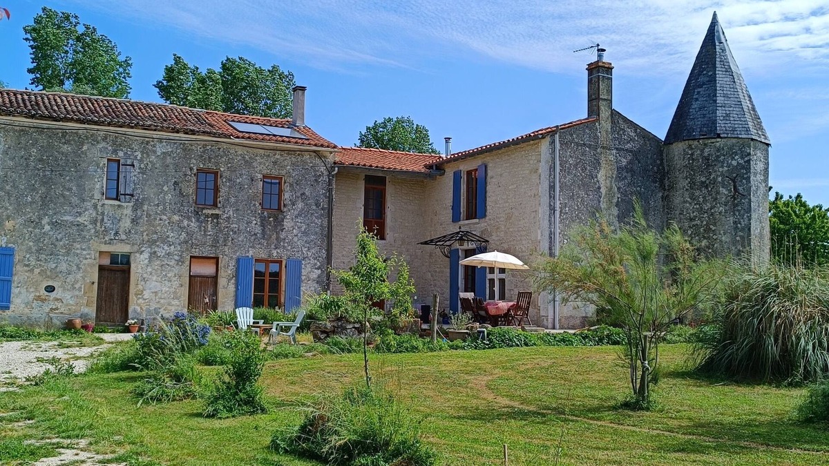 Aulnay Other | 4 bedroom farmhouse with pool, jacuzzi and lakes